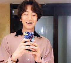 Các fan cũng rơi nước mắt khi phải nói lời chia tay với chàng hươu cao cổ này. Running Man Cast Talks About Lee Kwang Soo Leaving The Show The Independent Singapore News