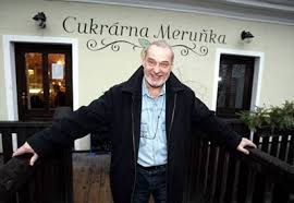 Vystudoval maturitní obor, při kterém se rovněž vyučil strojním zámečníkem. Zbynek Merunka V Me Cukrarne Mi Znama Tvar Pomaha Pri Kontrolach Idnes Cz