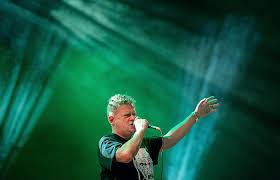 Staszewski then shocked the audience, singing the song 100 000 000. Kult Przeciw Szczepieniom Kazik Strzela Sobie W Stope Polityka Pl