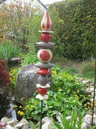 Wenn sie ihn in den garten stellen wollen, müssen sie nur einen holzstab in den boden stecken und den vogel… außergewöhnliche stele aus weißem ton und in königsblau und türkis glasierten keramikteilen, hochgebrannt und damit frostfest. Aussergewohnliche Stele Aus Weissem Grauem Ton Und Rot Glasierten Keramikteilen Hochgebrannt Und Damit Frostfest Die Stele Keramik Blumen Kunst Topferarbeiten