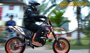 Ternyata yamaha scorpio tersebut sedang dalam proses modifikasi ekstreeeeemm yakni penambahan satu silinder lagi sehingga kapasitas total jika tanpa bored up disinyalir 225*2 = 450 cc , cadasssssssssssssssssssss. Modifikasi Yamaha Scorpio Supermoto Gaya Wiro Sableng Gilamotor