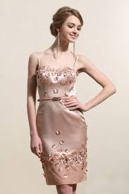 Châles légers en mousseline, transparents ou en fourrure, pour » vous avez trouvé votre robe de soirée à bustier? Robe Mere De Mariee Couleur Chair Avec Details Fleurettes Et Bolero Persun Fr Idees Vestimentaires Robe Cocktail Courte Robe Cocktail