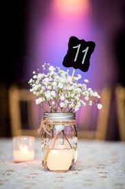 Elegir un centro de mesa con las flores adecuadas es fundamental. Como Decorar Mesas De Boda Con Reciclaje