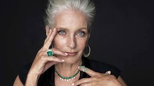 Mit 60 wird sie Model und reist um die Welt