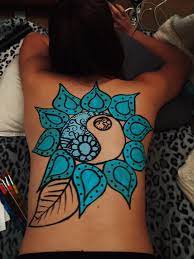Hermoso Diseno De Un Ying Yang Trabajado Sobre Hojas De Flores De Loto En Tonos Azules Y Pinceladas Negras Body Painting Body Art Body Art Painting