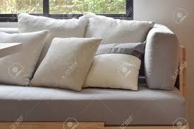 Das sofa ist breiter und oftmals mit einer reihe von bequemen kissen ausgestattet. Beige Variiert Grosse Kissen Auf Hellgrauem Bequemen Sofa Einstellung Lizenzfreie Fotos Bilder Und Stock Fotografie Image 45067034