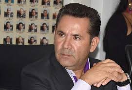 con lupa a "Mil Calles"