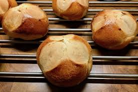 Der weber pizzastein eignet sich nicht nur zum pizza backen, zusätzlich können brot oder flammkuchen darauf gebacken werden. Brot Auf Pizzastein Im Gasi Grillforum Und Bbq Www Grillsportverein De