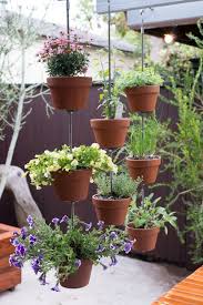 Vertical Garden Ideas Hanging Clay Pots For Your Plants The Horticult Tuin Tuin Ideeen Tuinprojecten