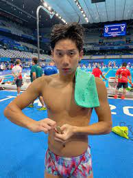 2021東京奧運帥哥：王冠閎 （台灣游泳選手） 年僅19歲的王冠閎，現效力於國際游泳聯盟卡利神鷹隊，多次代表中華台北參與國際賽事，加上韓系單眼皮外貌與精實身材，讓他瞬間成了熱搜的台灣游泳界小天菜。 延伸閱讀： 2021東京奧運直播線上看! Qlmyernti6nhzm