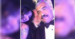 هشام طلعت مصطفى رجل اعمال و سياسى مصرى ولد فى 9 ديسمبر سنة 1959.1 كان رئيس مجموعة طلعت مصطفى التجاريه و الابن الصغير لرجل الاعمال طلعت مصطفى. Ø²ÙØ§Ù Ø£Ø³Ø·ÙˆØ±ÙŠ Ù„Ù†Ø¬Ù„ Ù‡Ø´Ø§Ù… Ø·Ù„Ø¹Øª Ù…ØµØ·ÙÙ‰