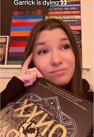 I feel like this can’t possibly end well 🫣 #booktok #fyp #books #read  #readwithme #onyxstorm #rebeccayarros #bookreaction #fantasy #romantasy  #violetsorrengail #xadenriorson #tairn #andarna #sgaeyl