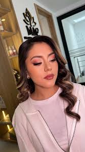 ✨ Maquillaje sutil y elegante, una piel fresca y nada recargada 🌸.  Pestañas personalizadas como solo en Mac Beauty Spa sabemos hacer 💕,  acompañadas de unas ondas marcadas, perfectas para su día de ...