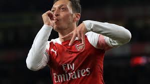 Er soll einen vertrag bei fenerbahce unterschrieben und bereits ein haus in istanbul bauen. Mesut Ozil Baby Uberraschung Fussballer Zeigt Neugeborene Tochter Fussball Stuttgarter Zeitung