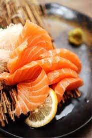 7 Alimentos Que Te Ayudaran A Disminuir Las Molestias De La Menstruacion Comida Japonesa Sushi Comida Estilismo De Comida