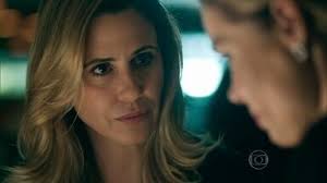 Pia pensa em fazer loucura e pede socorro a amiga