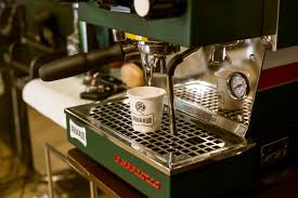 The la marzocco gb5 marries elegant lines and sophisticated style with advanced technology and superior temperature control to produce a machine that boats all the design and spirit la marzocco machines are known for. La Marzocco Proraso Blues Barber La Marzocco