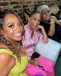 Laughter with friends, there's nothing better. @sherrieshepherd and I at  the hilarious @luenell's @laughfactoryhw set. 🔥💃🏽