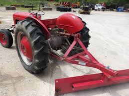 Fiables et performants, les moteurs de dernière technologie fonctionnent avec des transmissions. Rear Of Ferguson 35 Tractor With Red Blade Tractors Tractor Canopy Kubota Tractors
