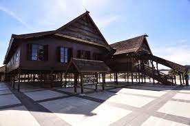 Penerapan model panggung ditunjukkan pada lantai 2, dengan 2 balkon berpagar kayu yang cukup lebar dan bersekat. Rumah Adat Sulawesi Selatan Nama Keunikan Gambar