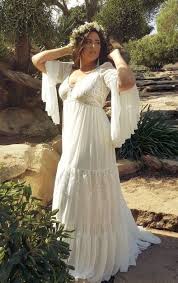 Nelle didascalie degli abiti sono riportati i nostri marchi di trova subito l'abito boho chic dei tuoi sogni, romantico ed elegante, che si abbina perfettamente ad acconciature e accessori tipicamente floreali, e. 10 Top Wedding Look Per La Sposa Curvy La Fata Madrina Alessandra Cristiani