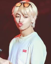تاي ينتقل لمدينة و لبيت و لمدرسة جديدة مع والديه فهما يملكون عمل ف قصصعامة قصص عامة Amreading Books Wattpad Taehyung Kim Taehyung Bts Taehyung