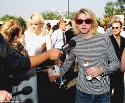 Gwen Stefani Takes Style Inspiration From The Late Kurt Cobain Kurt Cobain Gwen Stefani Style Inspiration