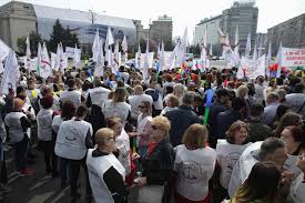 Oamenii au iesit in strada pentru a cere adoptarea unui nou statut al profesiei, care sa corespunda realitatilor din instante si parchete. Protest Al Grefierilor In PiaÈa Victoriei E O MuncÄ FÄrÄ De Care Actul De JustiÈie Pur Èi Simplu Nu Poate Merge