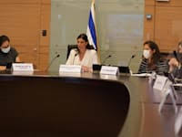 הבידוד כולל כניסה למקום בידוד והימנעות ממגע עם הסובבים, כולל שאר השוהים בבית. Kqcqbttf7dlg9m