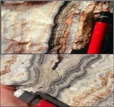 Ada batuan putih berurat emas (urat kaca atau batuan kaca transparan). Mengenal Tipe Mineralisasi Emas Sulfida Rendah