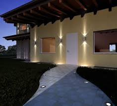 L Esterno Di Una Casa Illuminato Con Luci Led A Pavimento E In Applique Illuminazione Esterni Casa Illuminazione Giardino Esterno Illuminazione Esterna