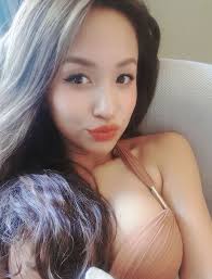 Tuổi 33, Vân Hugo vẫn táo bạo khoe vòng 1 nóng rẫy đốt mắt người nhìn