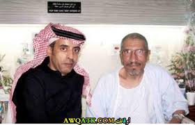 يذكر أن الفنان خالد سامي، وُلِدَ في مدينة بريدة بمنطقة القصيم، شمال نجد، ودخل عالم الفن أواخر السبعينيات، وقد شارك في عديد من البرامج، منها برنامج أوراق ملونة، ومن كل بستان زهرة الذي كان يقدم فيه كل يوم موضوعاً جديداً ومميزاً، كما شارك في الدراما المصرية، واستطاع إتقان. Ø­Ù…Ø¯ Ø§Ù„Ø·ÙŠØ§Ø± Ø§Ù„ÙÙ†Ø§Ù† Ø§Ù„Ø³Ø¹ÙˆØ¯ÙŠ Ù…Ø¹Ù„ÙˆÙ…Ø§Øª Ø¹Ù†Ù‡ ÙˆØµÙˆØ±