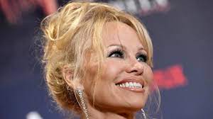 Pamela Anderson glänzt auf neuem Magazin-Cover beinahe komplett ungeschminkt
