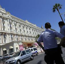 Über ein jahrhundert perfektionierter service, hotels und resorts, die einzigartige geschichten erzählen und standorte an beliebten reisezielen auf der ganzen welt. Juwelendiebstahl 103 Millionen Rekordbeute Beim Coup Von Cannes Welt