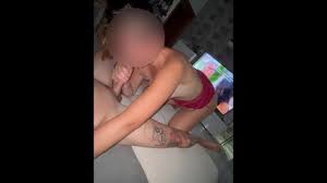 Mogliettina porca succhia il gelatone fino all ultima goccia