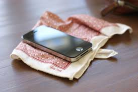 Résultat de recherche d'images pour "‫كيف تتصرف اذا سقط هاتفك في الماء‬‎"