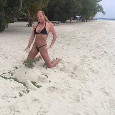 В этот раз она решила порассуждать о своей фигуре. Anastasiya Volochkova Ne Vmestila Grud V Bikini Na Plyazhe Foto Novosti Shou Biznesa Segodnya