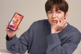 F c pegang tangan ku f c hentikan tawamu sejenak f c sudah terlalu banyak tuk senang f g c sudah saatnya merenung g c dan bersyukur. Png Tangan Pegang Hp