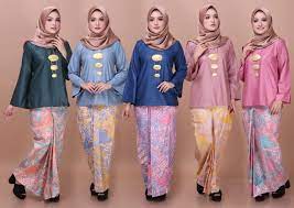 Pemilihan warna terang se perti biru, oren, hijau dan merah jambu terang juga mempunyai tarikan tersendiri berbanding rona lembut. Baju Kurung Kedah Kain Batik
