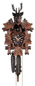 Kukačka je v hodinách nestandardně umístěna na pravém boku hodin. K1223 Kukackove Hodiny Vyrezavane Hones S Jednodennim Strojkem