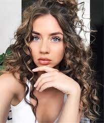 Cute And Pretty Curly Hairstyles To Look Stylish In 2020 Cute Hostess For Modern Women Curly Hair Styles Naturally Hair Styles Curly Hair Styles