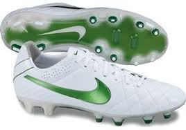 The Bright White And Electrifying Green On The Nike Tiempo Legend Make This Shoe Stand Out Www Soccercorner Com Soccer Cleats Nike Shoes Stand