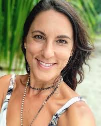 Ann Alves's Instagram, Twitter & Facebook