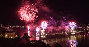 A 31 ezer pirotechnikai termék harmada bomba, a kétharmada egylövéses üstökös, bombettatelep és görögtűz. Index Gazdasag 6 5 Milliard Forint Biztosan Elmegy Az Idei Augusztus 20 Ra Tuzijatek Nelkul Is