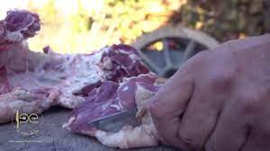 Bucățile de carne de oaie se țin pe foc în ceaun până conținutul acestuia scade foarte mult și se ajunge la circa 20 de litri de sloi. Sloi Sloi Youtube