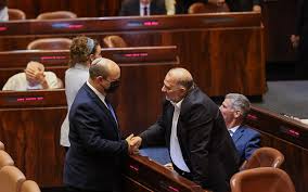 אחר שיור רעם מנסור עבאס חתם על ההסכם הקואליציוני ובכך היה למנהיג הראשון של מפלגה ערבית שחותם על הסכם כזה, הוא התראיין אמש (שבת) לרינה מצליח בפגוש את העיתונות וחשף כי הוא מנהל מגעים עם. Lb4 Fh7ekln81m