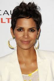 Here you can observe short hairstyles for round faces that will not only work for your face but also amp up your image. Pin On Celebrity Haircuts