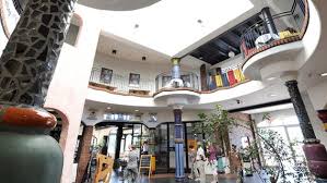 Innen drin ist ein kleines kaffee und verschiede kleine lädchen in welchen man souvenirs erwerben kann. Bunt Und Heiter Der Hundertwasser Bahnhof Uelzen Ndr De Ratgeber Reise Luneburger Heide