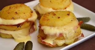Pommes De Terres Au Four Au Fromage A Raclette Et Lard Fume Suivez La Recette Et Preparez Pomme De Terre Au Fromage Pomme De Terre Au Four Recettes De Cuisine